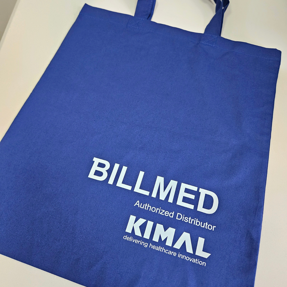 Niebieska torba bawełniana z logo Billmed i Kimal